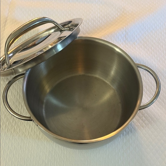 Elegant Stainless Steel High Quality Cookware Pot with Lid 8” wide 4” deep - Picture 3 of 9